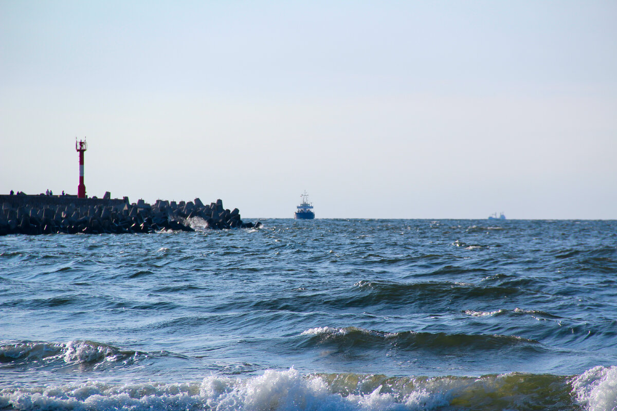 Вид с пляжа на море. Сколько бы не приезжала, всегда разное. Первый раз в своей жизни увидела море именно в Балтийске. Это была весна, март месяц. Море было тёмным, шумели волны и дул ветер, чистый морской воздух и  бескрайняя морская пелена, где-то вдалеке, на горизонте, соединяющая небо и землю. Кто увидит однажды море-тот уже не сможет разлюбить его. Вода в море зачастую прохладная, за счет течений. Но летом в жаркую погоду, когда хорошо прогрето-море тёплое. 