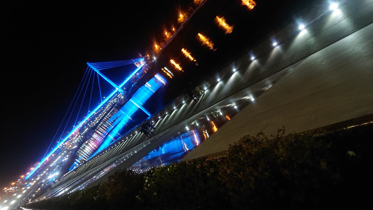 С другой стороны набережной