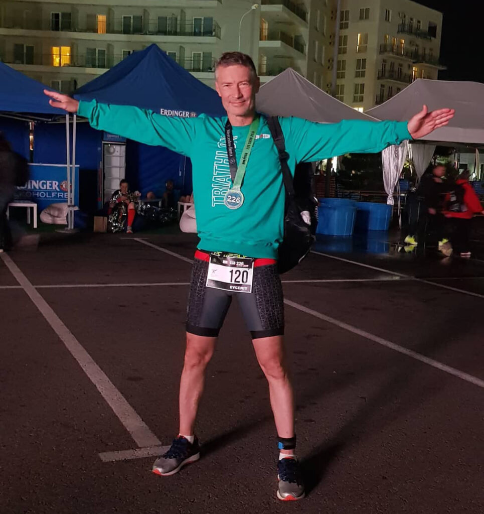 Евгений Ройзман с медалью финишера Ironstar 226 Sochi 2019