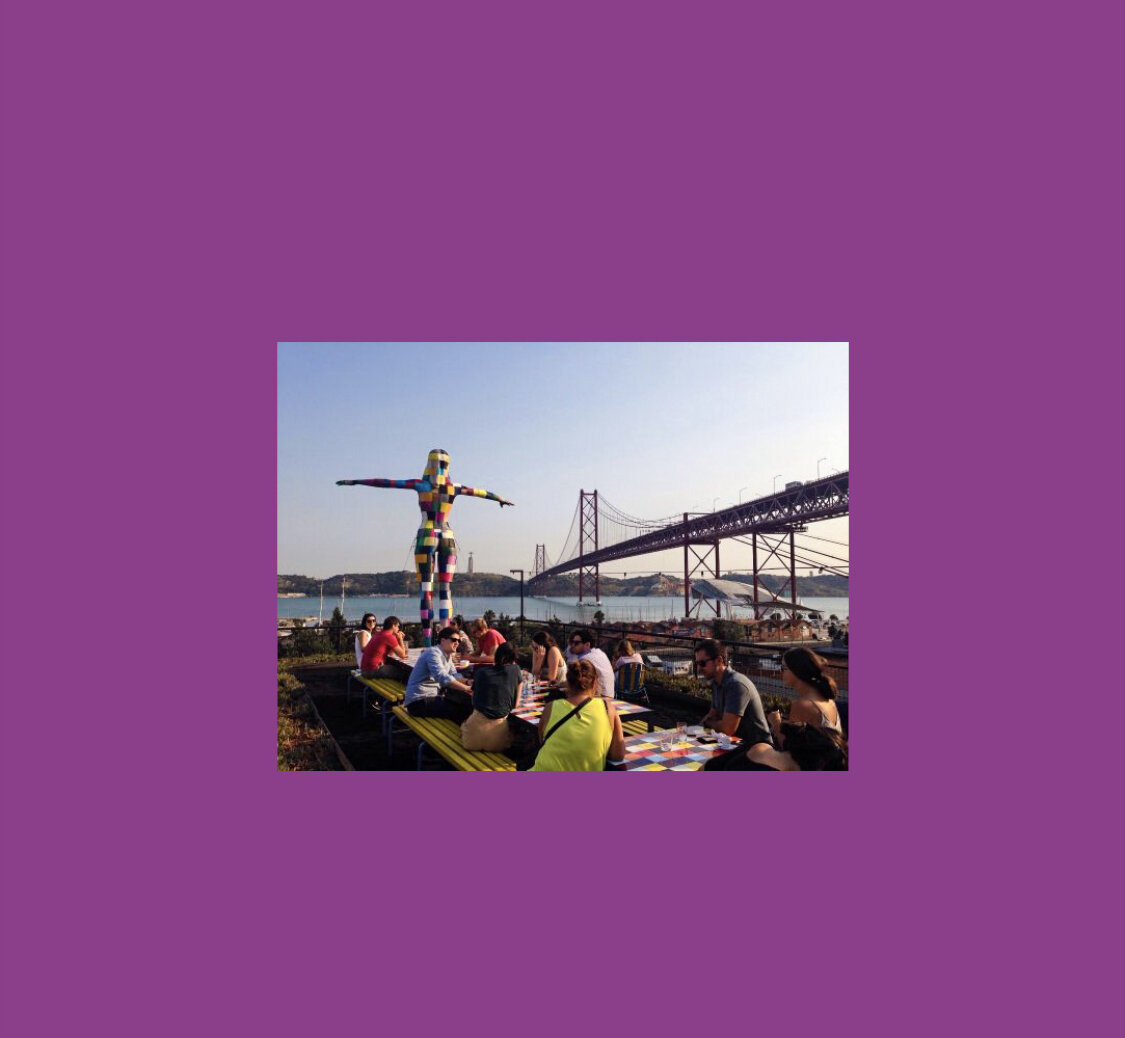 Статуя женщины, готовой к полету.