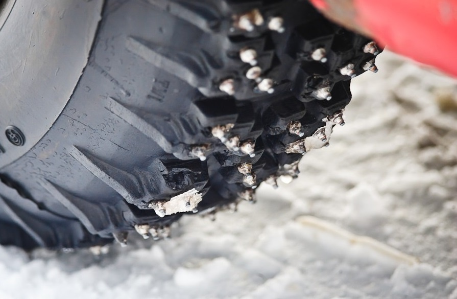 Чем больше высота протектора, тем под более плохие дороги расчитана покрышка, тем ниже её скоростной индекс и выше шумность