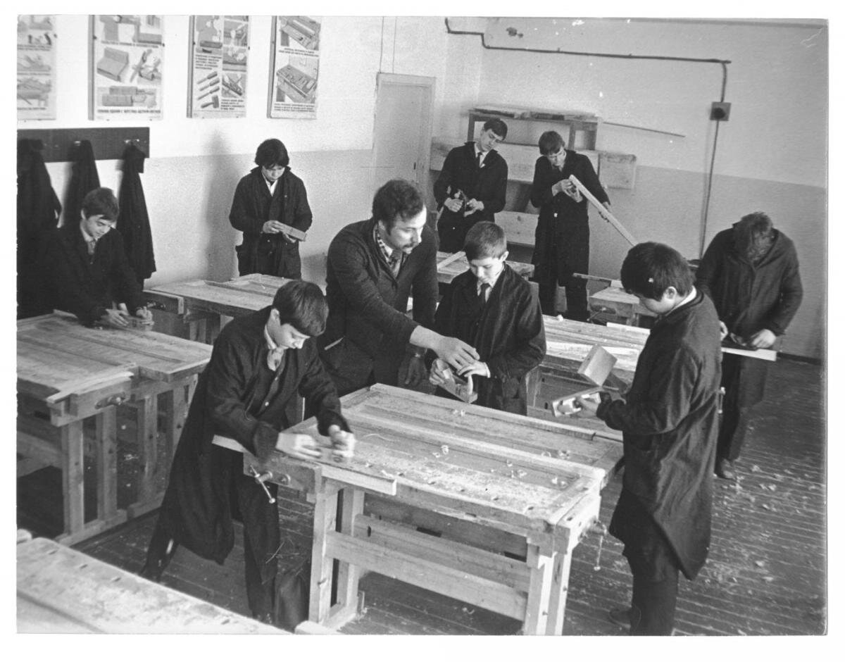 Урок труда мальчиков. Источник Яндекс Картинки.