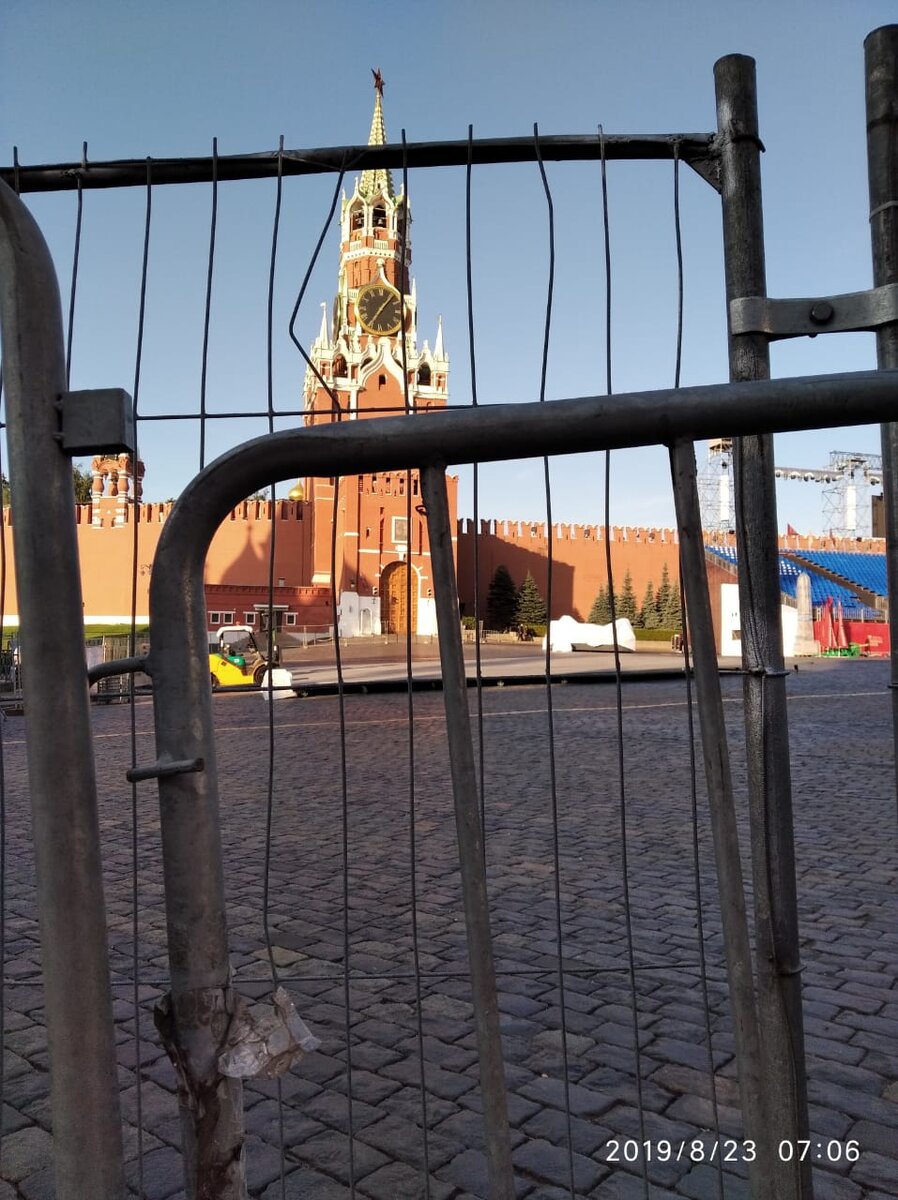 Московский кремль на Красной площади. Так, как его часто видят туристы. Фото из телефона дочки.