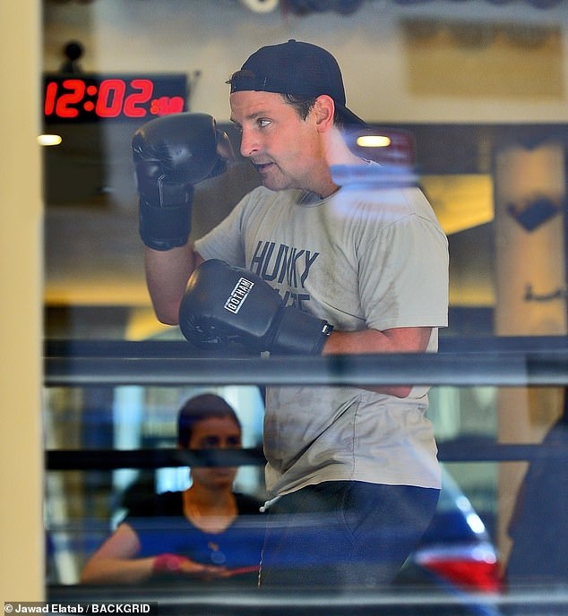 Бредли боксирует с тренером в зале