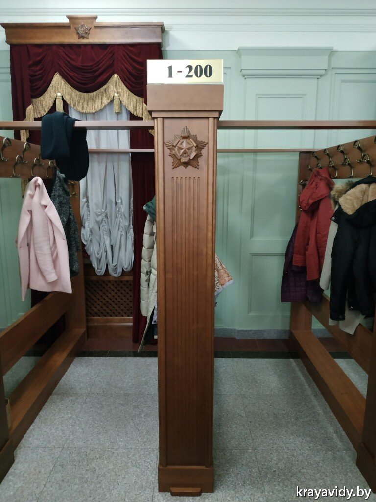 "Театр начинается с вешалки"