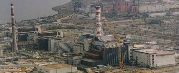 Сложно даже предположить, что сейчас происходит в самом саркофаге. Дозиметр, положенный на траву в ста метрах от саркофага показывает 700 микрорентген в час. 