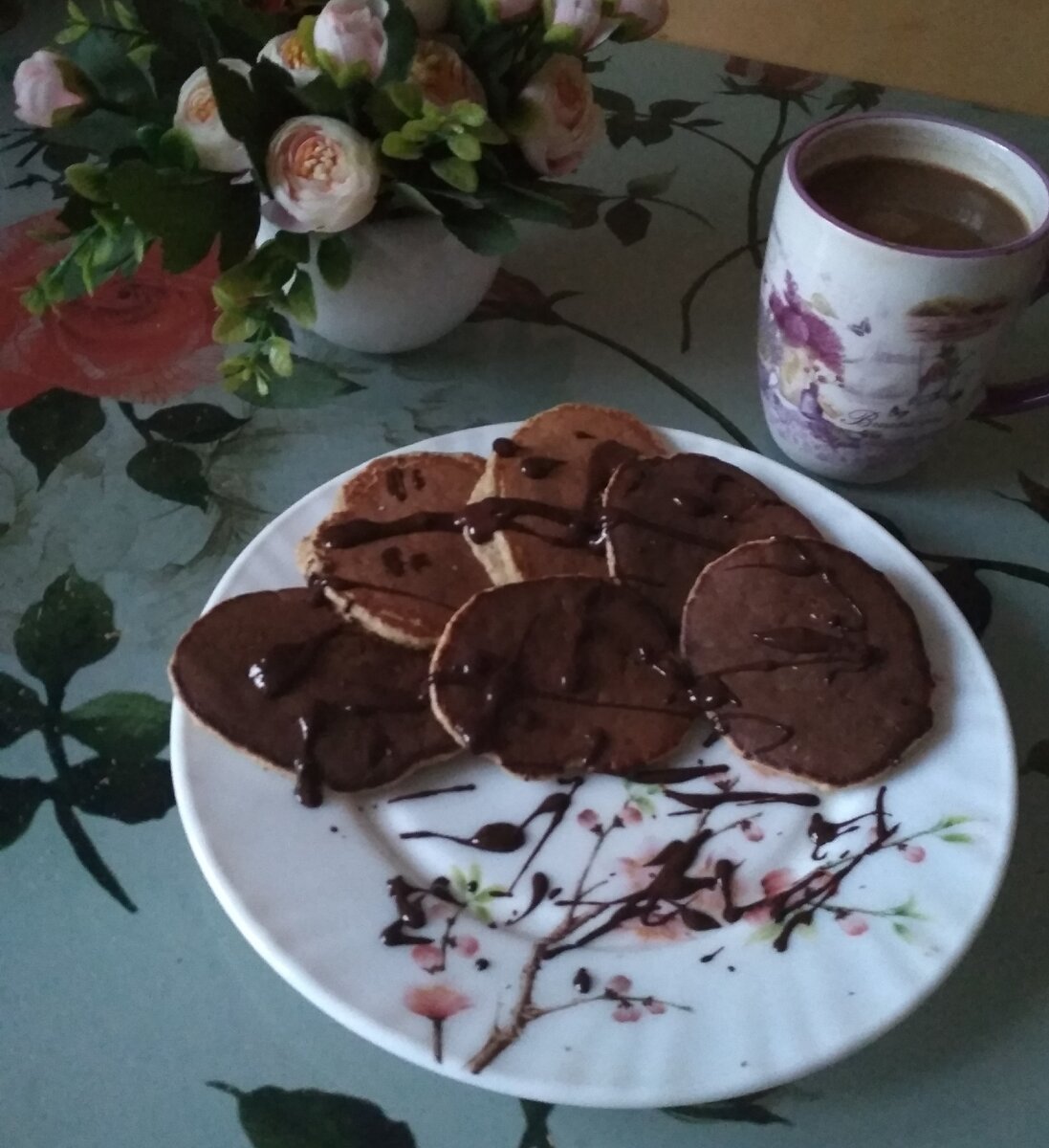 Один из самых любимых завтраков. Овсяно-банановые оладьи, политые растопленным шоколадом.