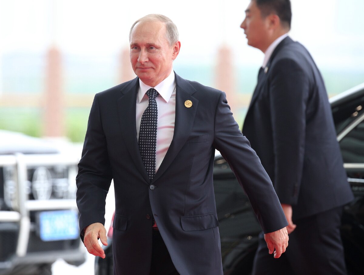 Владимир Владимирович Путин в пиджаке