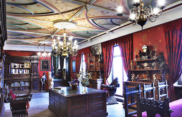 Фото: nikas.ru. Потолок этой залы художник расписывал сам, а мебель для нее собирал по всей Европе.