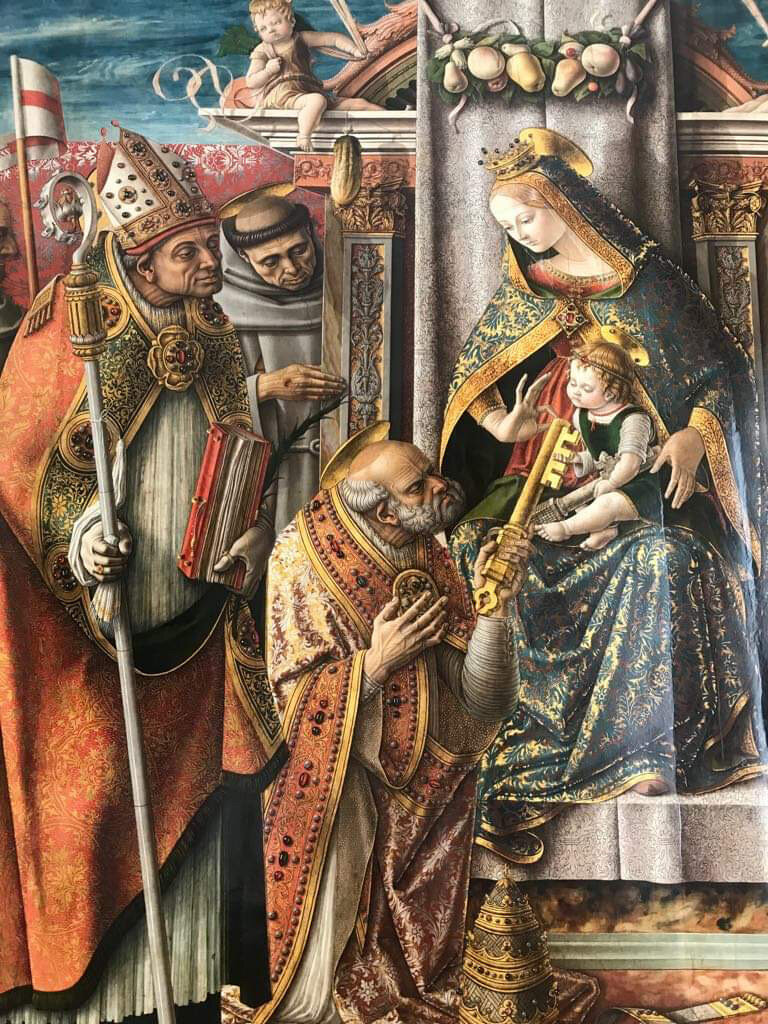 Дева Мария с младенцем, апостолом Петром и избранными святыми. Карло Кривелли, 1494/1495 гг.