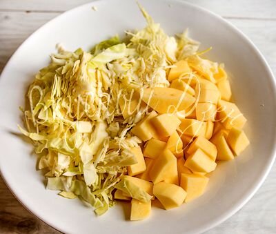 Картофель нарезаем кубиками, капусту тонко шинкуем. Лук и бекон мелко рубим. 