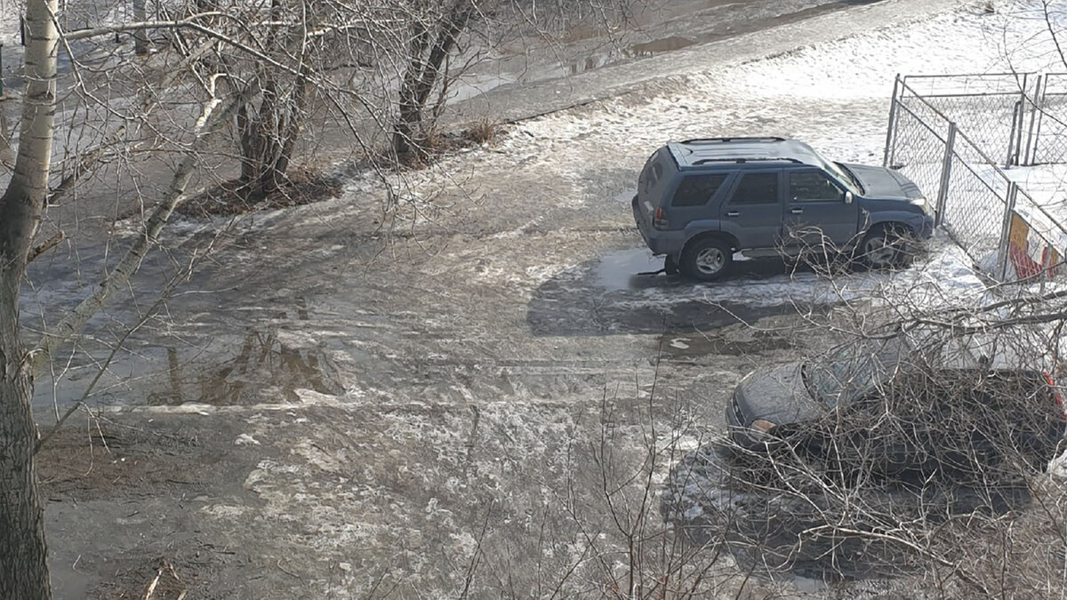 Одна из машин на газоне. Обычное дело в моём дворе