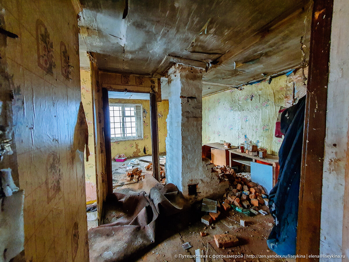 🏚Брошенный сельский дом с решетками на окнах. Пролезла внутрь и посмотрела  что там | Путешествия с фотокамерой | Дзен