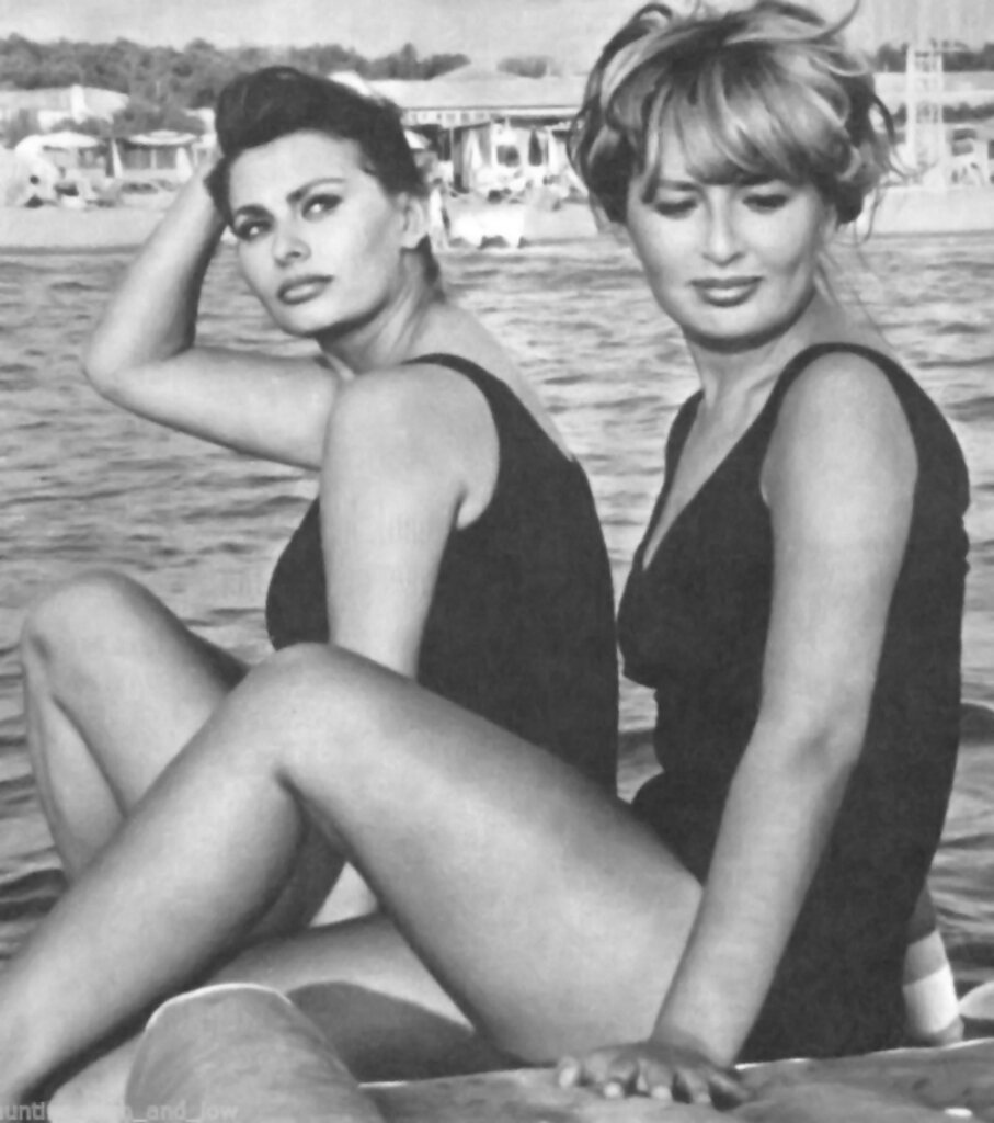 Софи и её сестра Мария на морской прогулке.