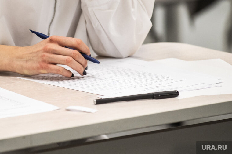 
ЕГЭ в удаленном формате провести невозможно. В этом году его нужно отменить. Итоговую аттестацию, если будет продолжен режим карантина, заменить средним баллом аттестата. Оценивать выпускников следует по итоговой годовой оценке, включая оценки за последние два года обучения», — отметил Комков. По его словам, вузам нужно будет ввести свои вступительные испытания, а также учитывать средний балл аттестата.