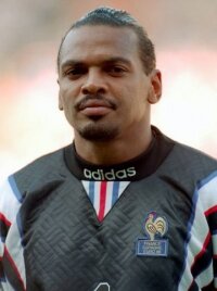 1 матч 3 пропущенных мяча. Легенда ПСЖ, тогда перешёл в клуб Ренн завершать карьеру, после карьеры в 2006 году тренировал сборную Кении, сейчас безработный. Из открытых источников.