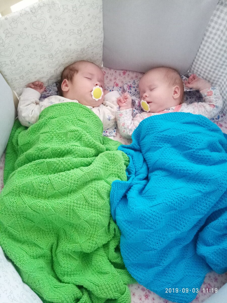 На дневной сон часто ложила их в одну кроватку, так проще было укачивать.