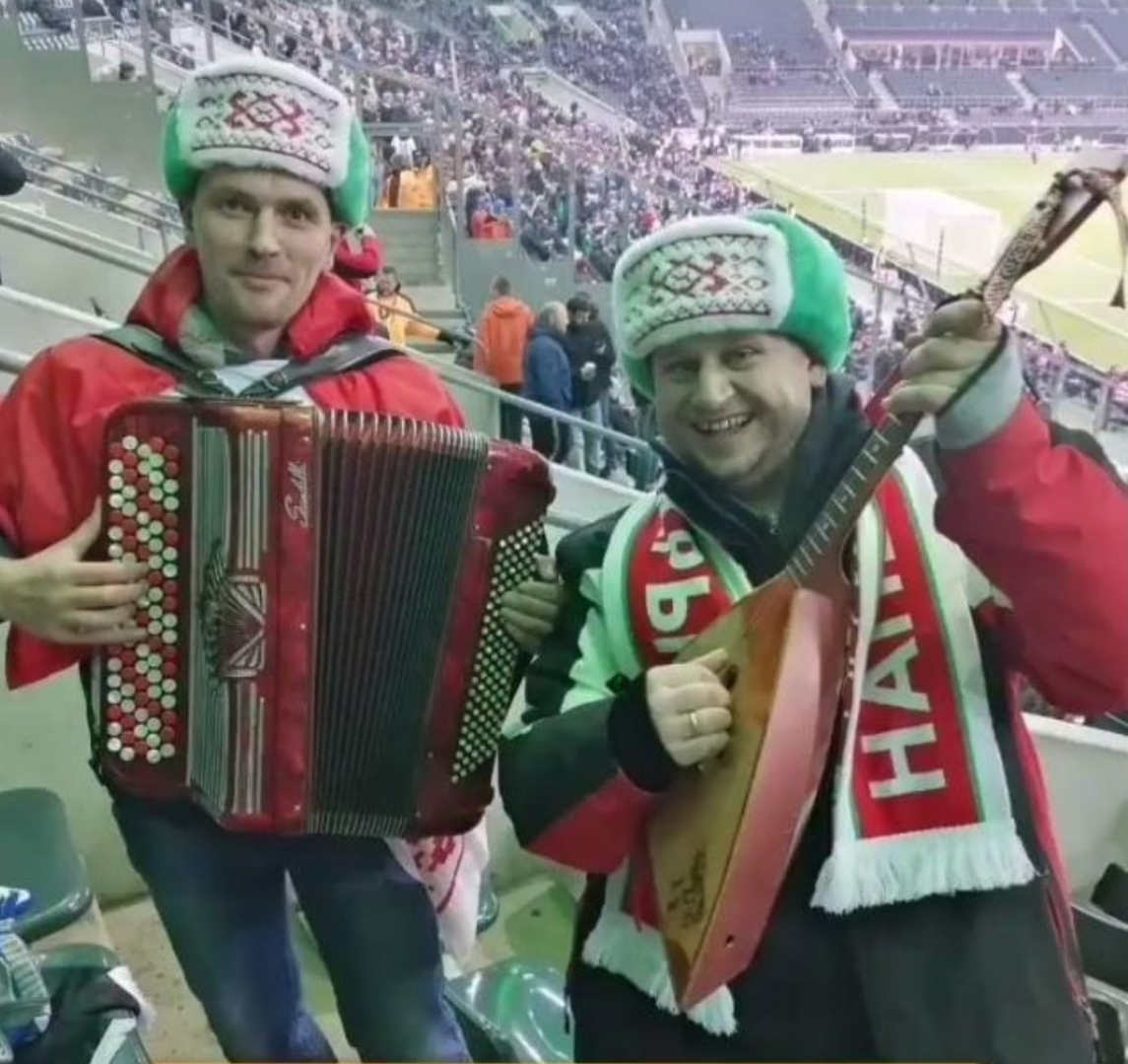 Валерий Колонтай на матче Германия - Беларусь с товарищем 