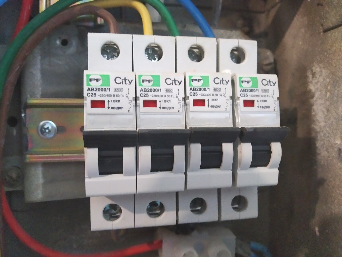 Фото 2. Видны все характеристики новых автоматов на 25А.