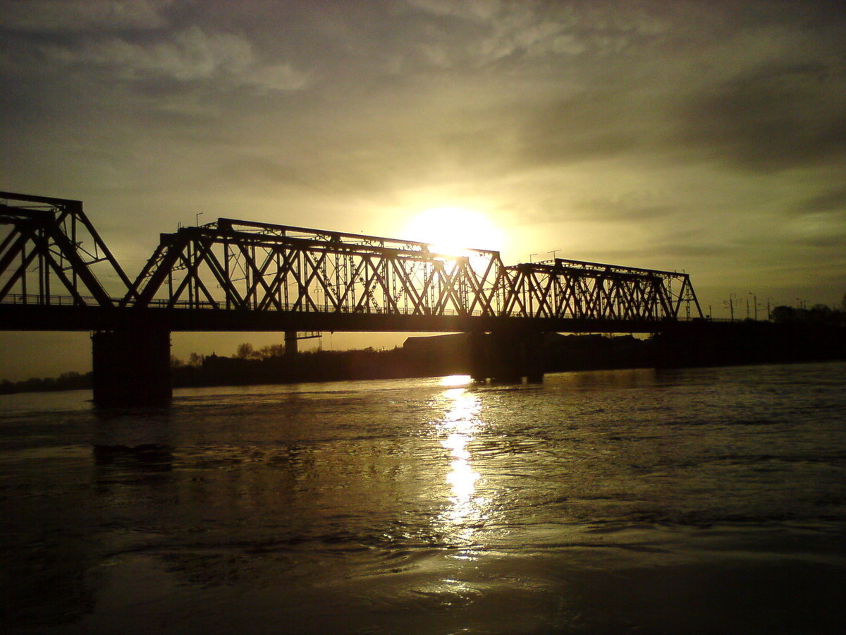 Довольно романтичное место, особенно на закате. Там есть мостик для пешеходов, но поезда и впрямь очень близко "пролетают"