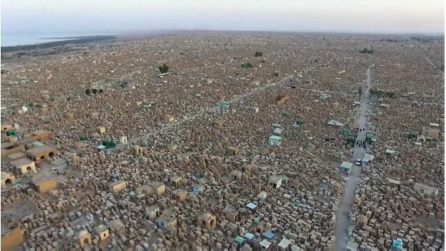 Источник: https://www.bbc.com/arabic/multimedia/2016/07/160712_iraq_najaf_cemetery