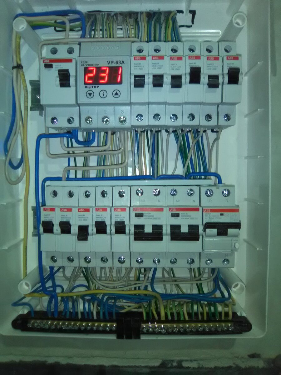 Так выглядит электрощит в трёхкомнатной квартире.