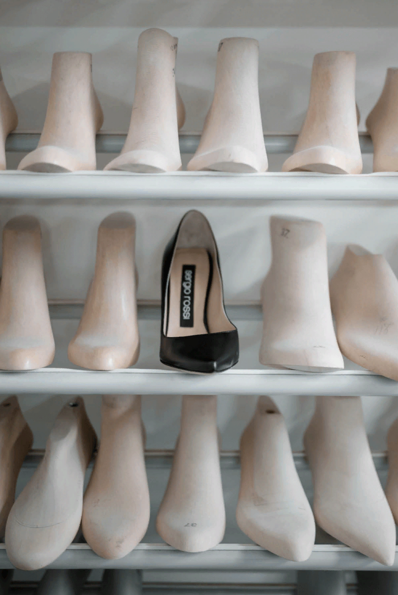 модная съемка обуви Sergio Rossi