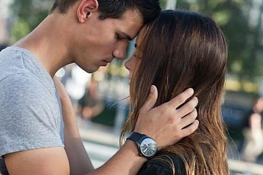 
Когда дело доходит до постели, некоторым девушкам нравится, когда их тянут за волосы. Это определенно может добавить сексуальности, но знаете, что не сексуально? Ее крики и лицо, секунду назад выражавшее удовольствие, а сейчас скривившееся от боли. Так как же нужно тянуть за волосы?