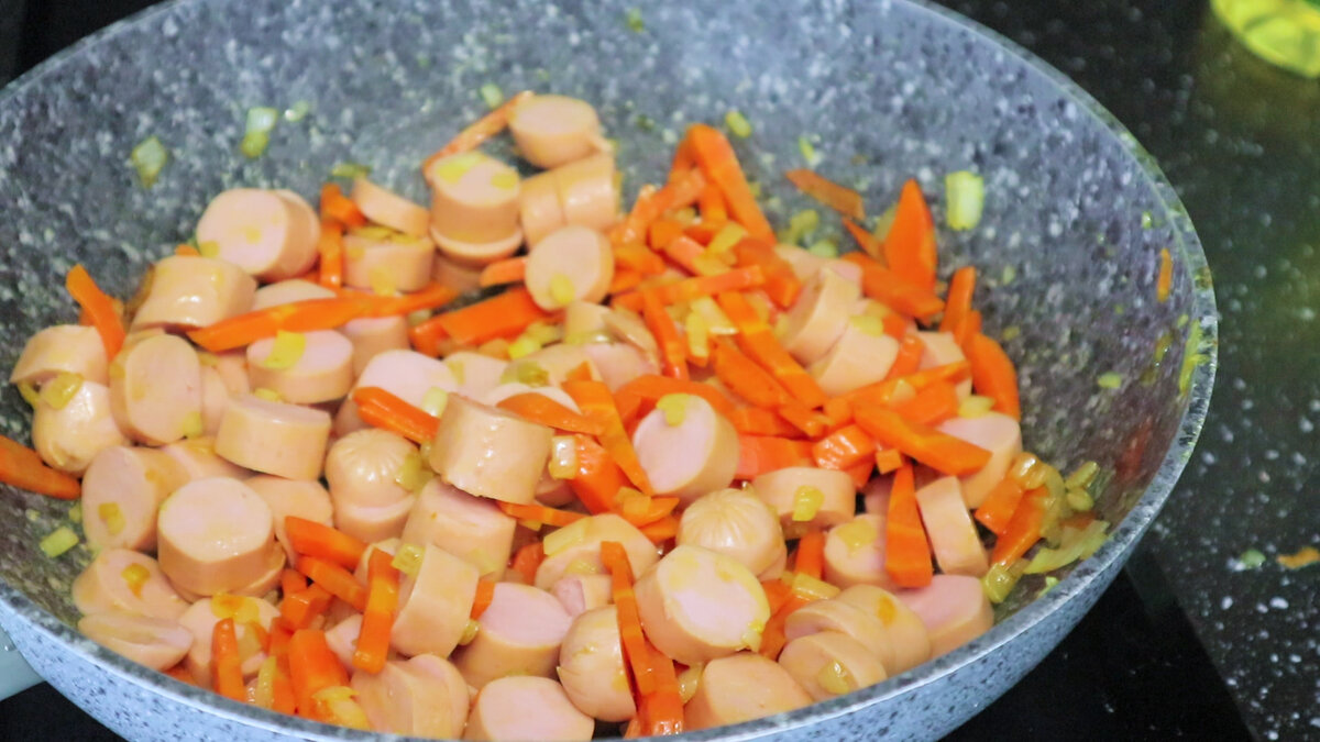 Плов с сосисками. Быстрый и вкусный ужин на сковороде