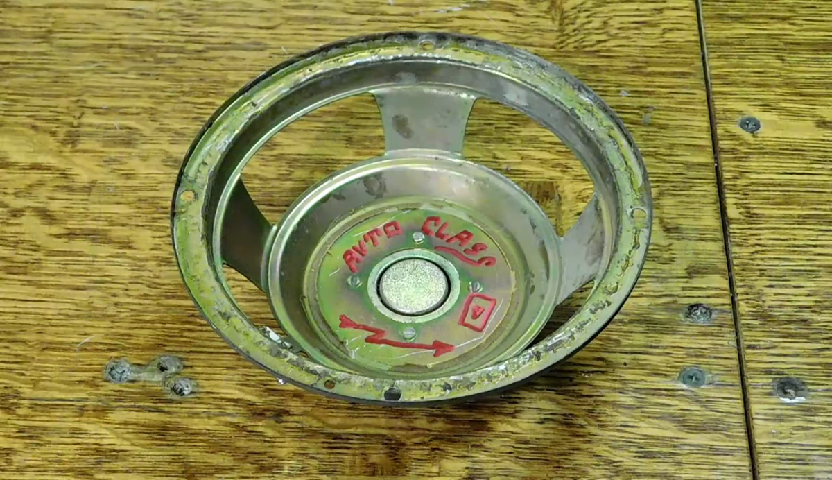 Всем привет! Сегодня я поделюсь с Вами классной идеей изготовления самодельного циркуля для болгарки, при помощи которого в любом листе метала можно вырезать круг или отверстие любого диаметра. Для начала нам понадобится магнит (я извлеку магнит из динамика).