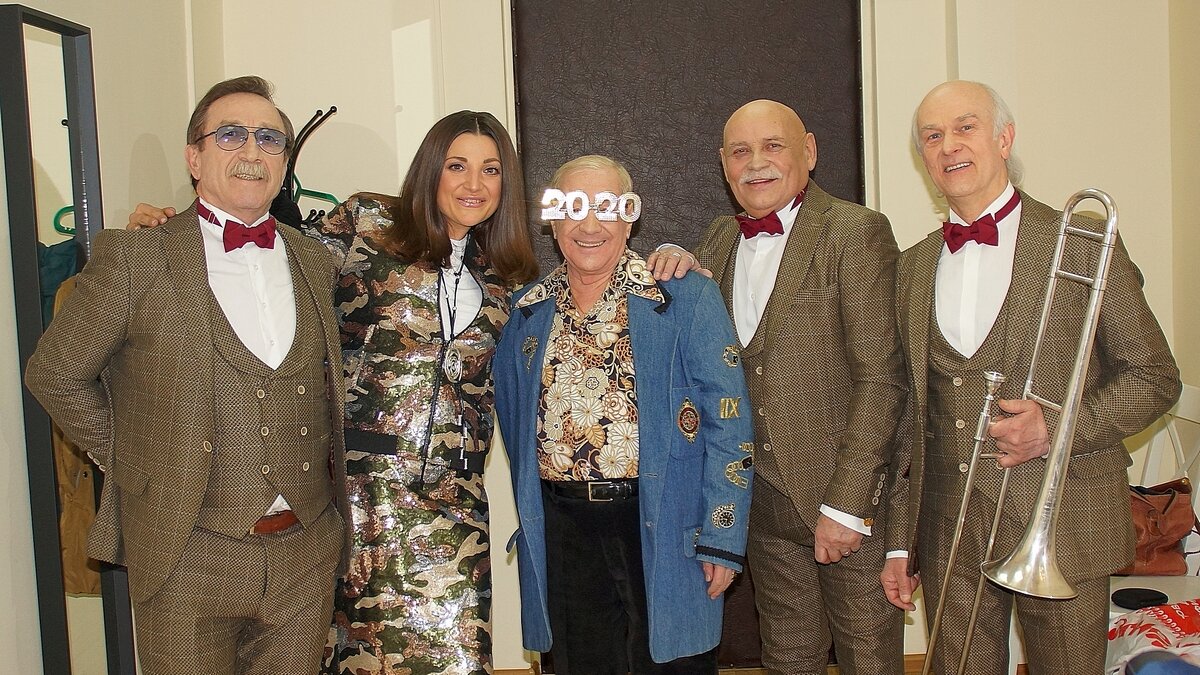 На фото артисты ВИА «Лейся, песня» слева направо: Владимир Ефименко, Екатерина Ефименко, Михаил Плоткин, Владимир Калмыков, Анатолий Мешаев. Фото из архива артистов ВИА «Лейся, песня».