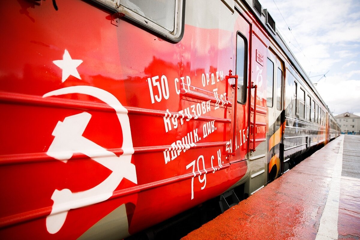 В Ярославле электричку разрисовали граффити ко Дню Победы. Получилось круто (10 ФОТО)