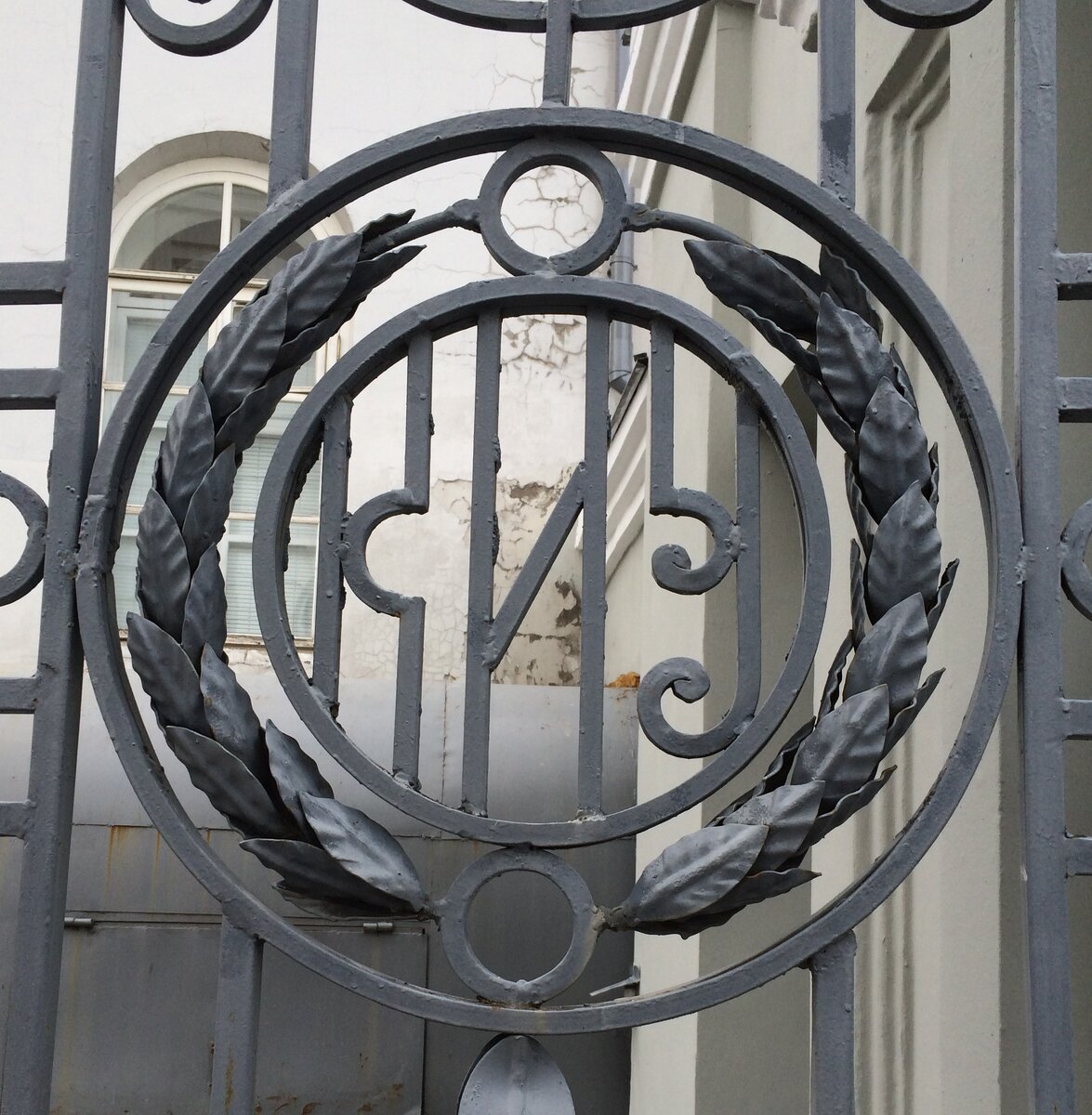 Казанский императорский университет - КИУ. Украшение на воротах во внутренний двор университета.