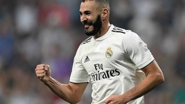 Deportivo заявляет, что парижане видят в лице 32-летнего француза идеальную замену Эдинсону Кавани, который намерен завершить свою карьеру в «ПСЖ» по завершении текущего сезона. Впрочем, сообщается, что заполучить Бензема французам будет очень сложно, так как на игрока в ближайшей перспективе все еще очень рассчитывает наставник «Реала» Зинедин Зидан.
