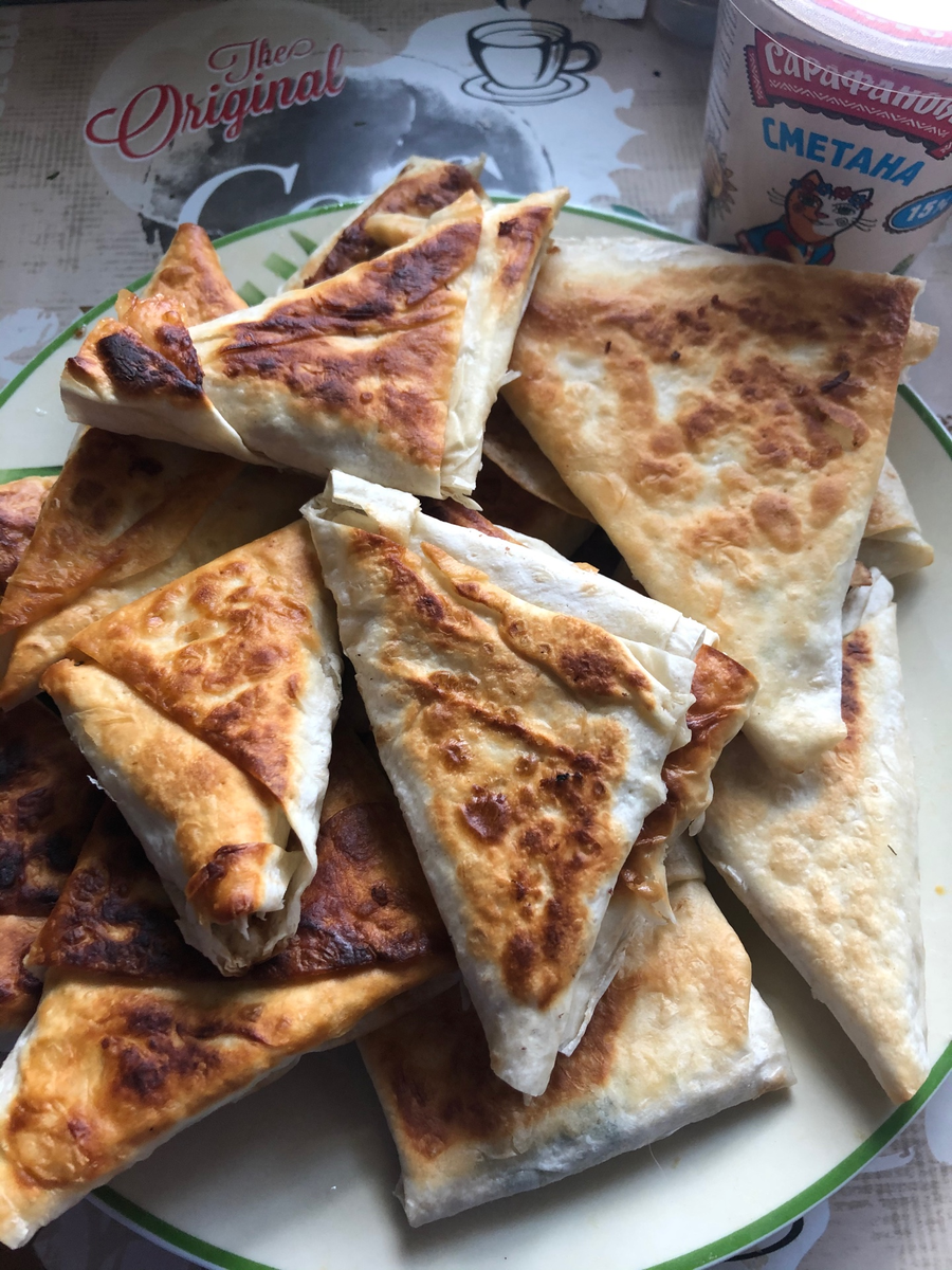 рецепт: лаваш армянский, зелень, сыр, майонез. ингредиенты - мелко нарезали, перемешали, завернули аккуратно в лаваш - на сковородку, 1-2 минуты с каждой стороны