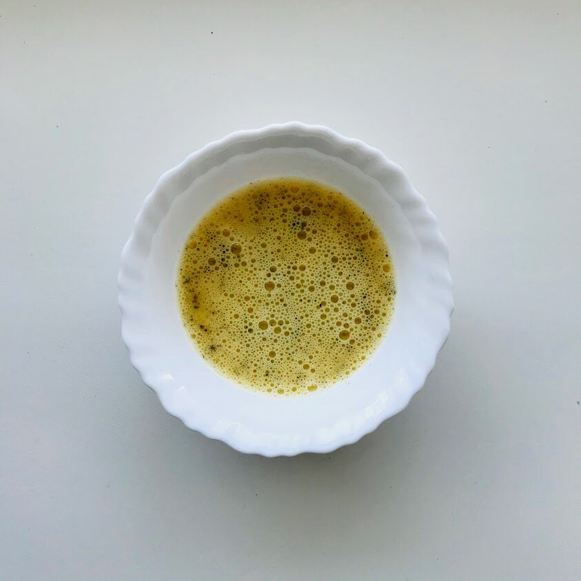 1. Взбейте венчиком яйца