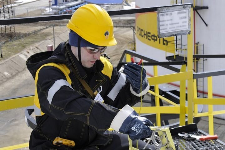 Оператор обезвоживающей и обессоливающей установки (фото из сети интернет) 