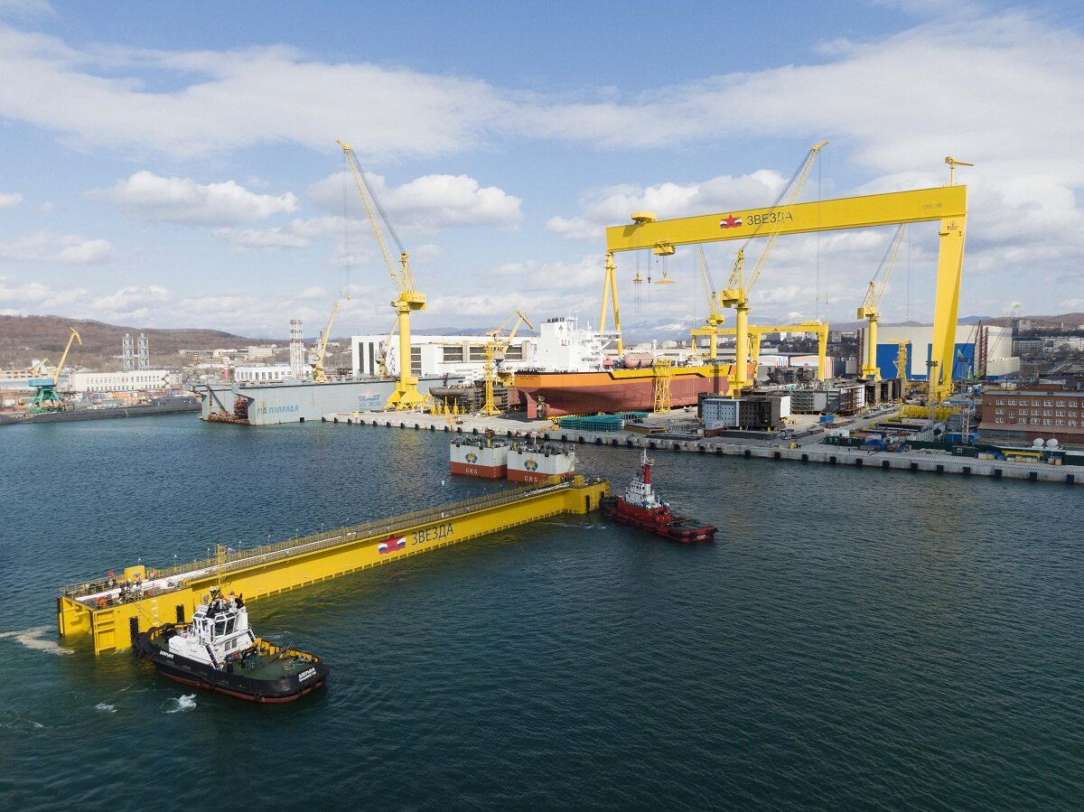 Доставка батопорта для сухого дока ССК "Звезда" на полупогружном судне / Фото: ДЦСС