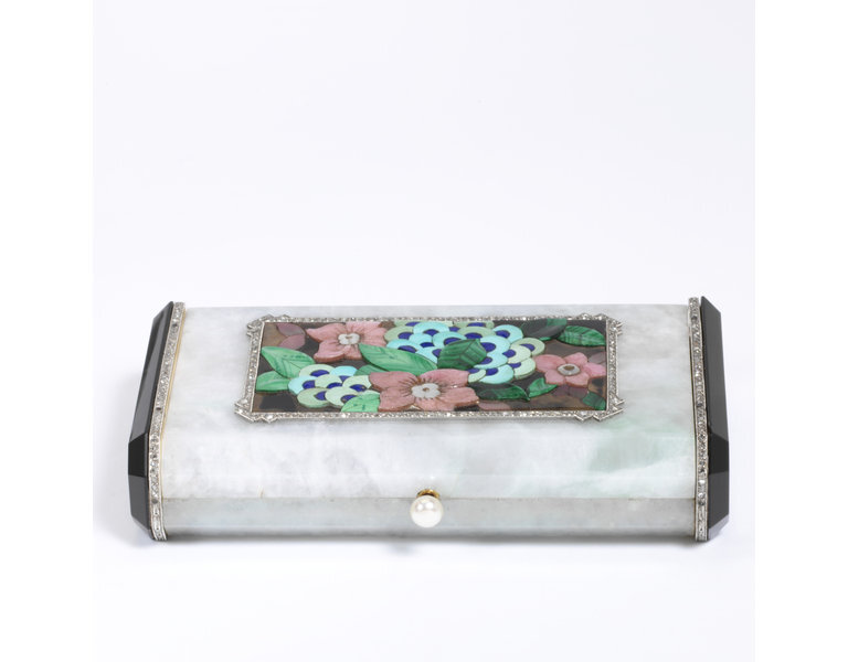 Lacloche Freres, Париж, vanity case, 1926, золото, халдедон, жадеит, лазурит, бирюза, малахит, родонит, перламутр, бриллианты, оникс, жемчуг, горячая эмаль. Музей Виктории и Альберта, Лондон, официальный сайт - www.vam.ac.uk