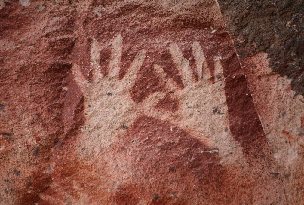 "Пещера рук"