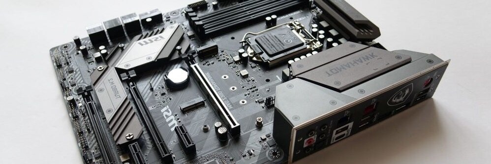 Размер Standard - ATX / сокет LGA 1151 - v2 / CrossFire X режим можно подкинуть карточку от AMD /  Память DDR4, 4 слота, поддержка частоты до 4.400 МГц, до 128 Гб объёма / 3 разъёма М.2 / PCI - E x16 - 3 слота, один армированный.