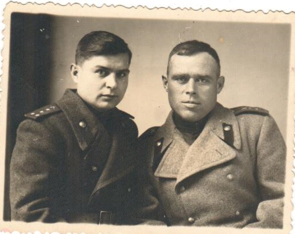 Мой отец (справа) с другом 1943г.