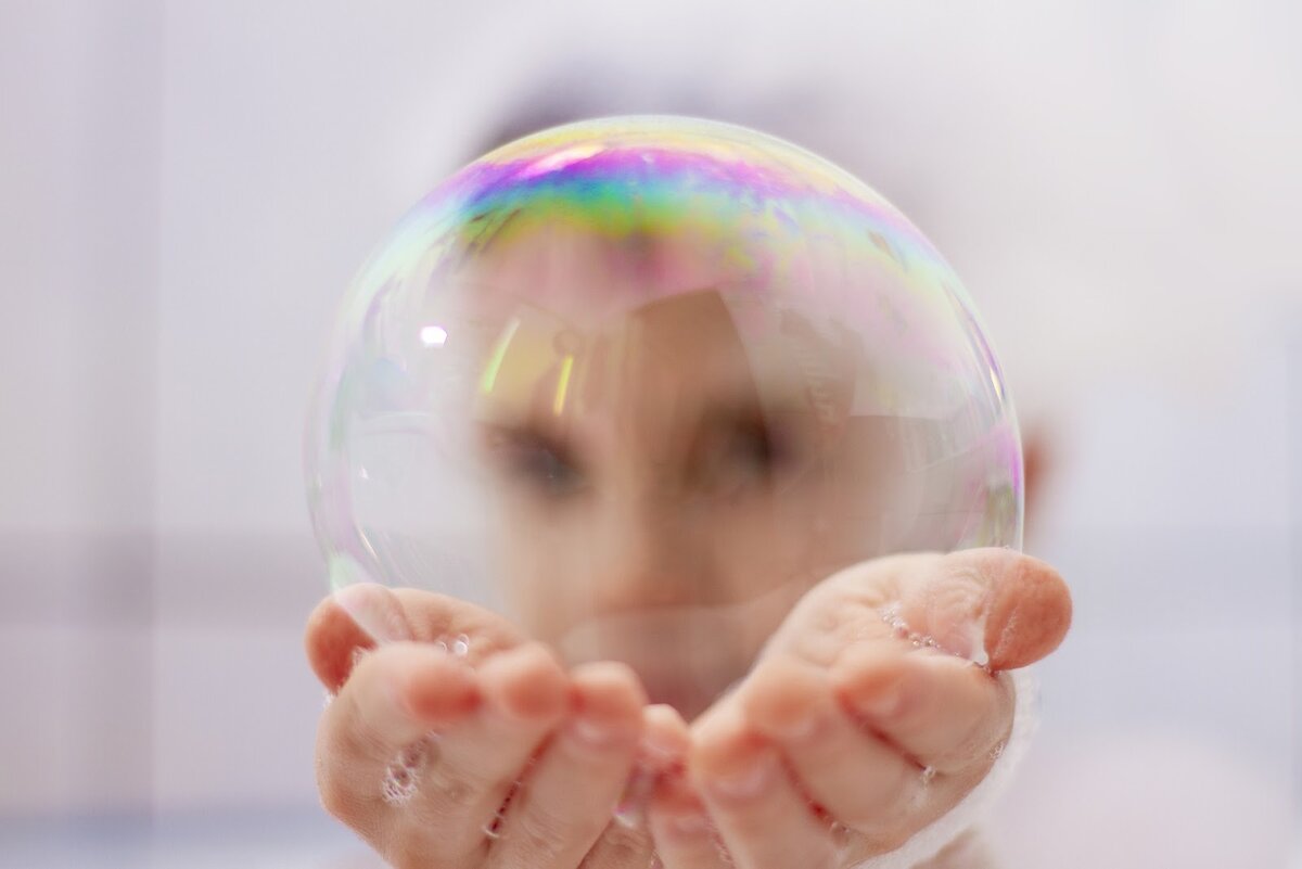 Детям очень нравятся физические эксперименты с мыльными пузырями. Фото из открытых источников.