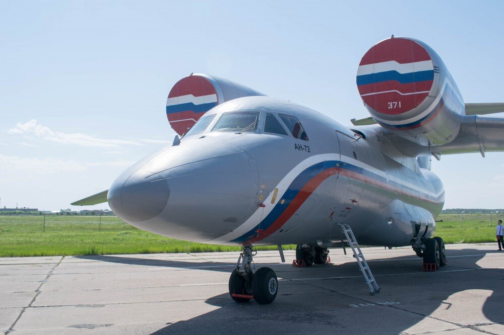 Ан-72, RF-90371 на аэродроме Омск-Северный