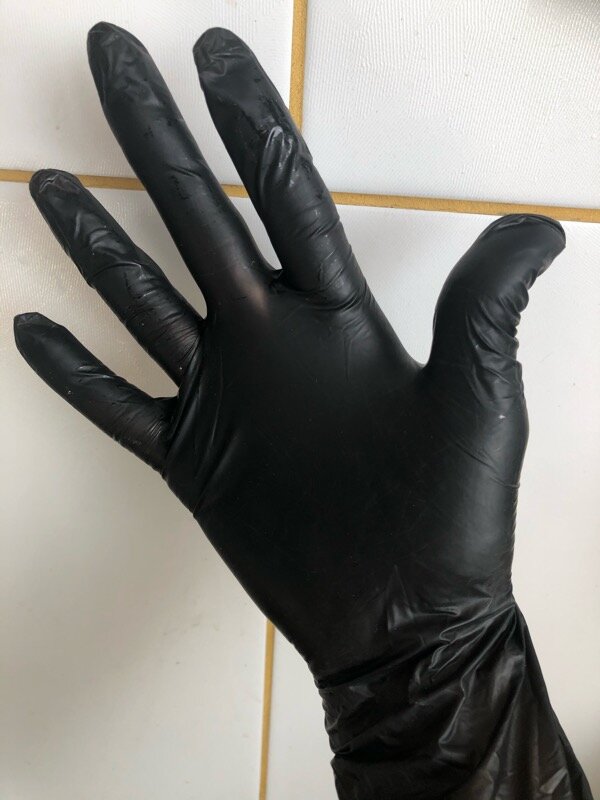 Моя рука в латексной перчатке. 