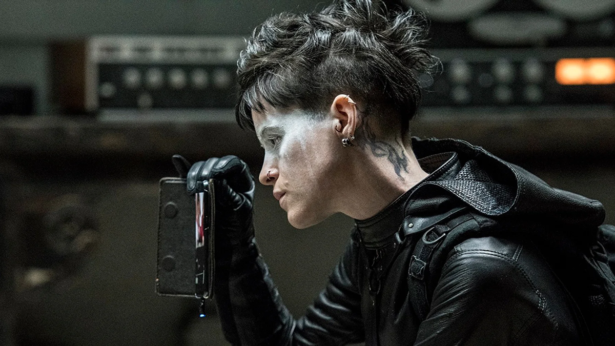 Кадр из фильма. Лисбет Саландер.