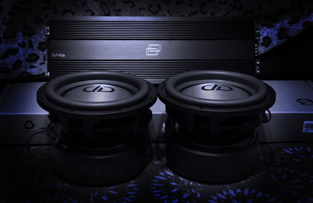 Кстати, обычно вся эта лихорадка начинается с банального желания поставить новую магнитолу взамен старой плохой или отсутствующей вовсе. Ради этого человек заезжает в специализированное место, где его медленно, но верно в большинстве случаев делают зомби, начинающего учащенно дышать от звука пары характерных терминов типа «звуковое давление», «15-дюймовый саб», «пионер-пэ-девять» и т.д.

Итак, попробуем доступным языком объяснить, как подобрать «музыку» в автомобиль. По нашему мнению, музыкальные системы делятся на четыре вида:

простейшая система,
система среднего уровня,
система высокого уровня,
система соревновательного класса.