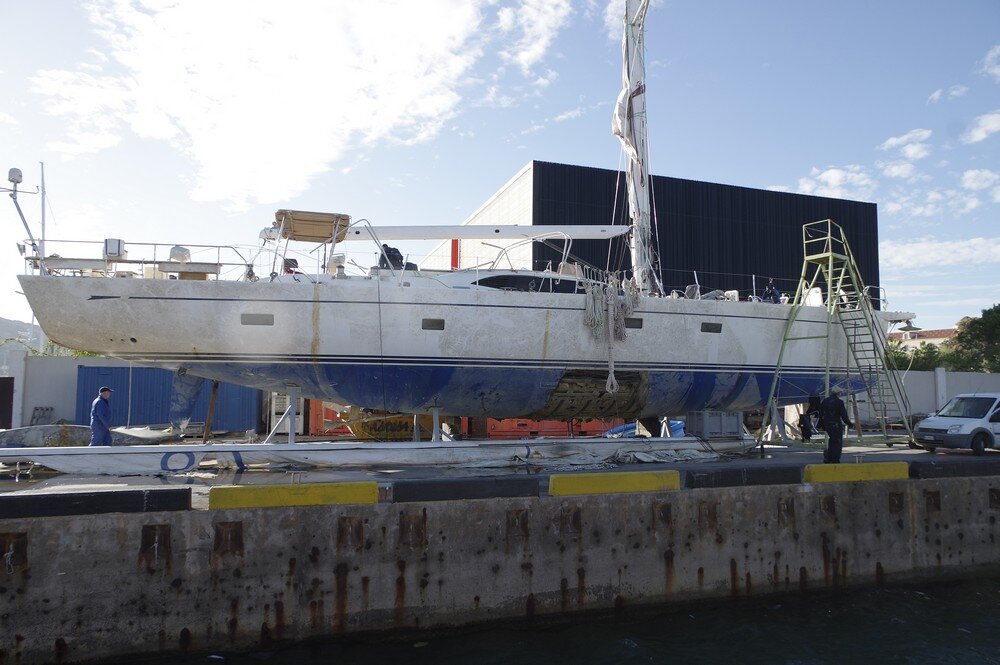 Яхта Oyster после подъема на поверхность