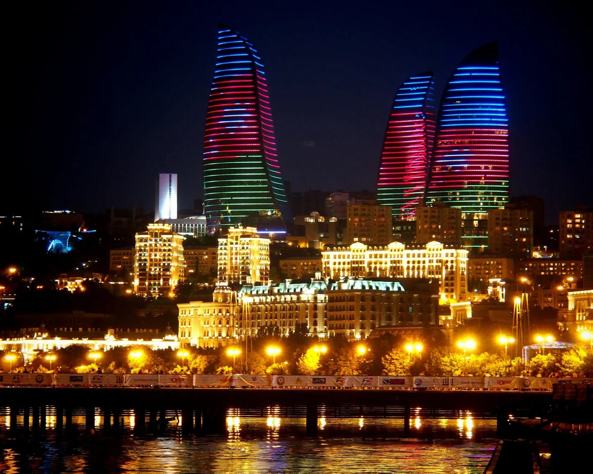   В настоящее время — в Азербайджане чуть больше 70 городов, 77 если быть точнее. Стоит признать, что почти все они совсем скромны по современным меркам.