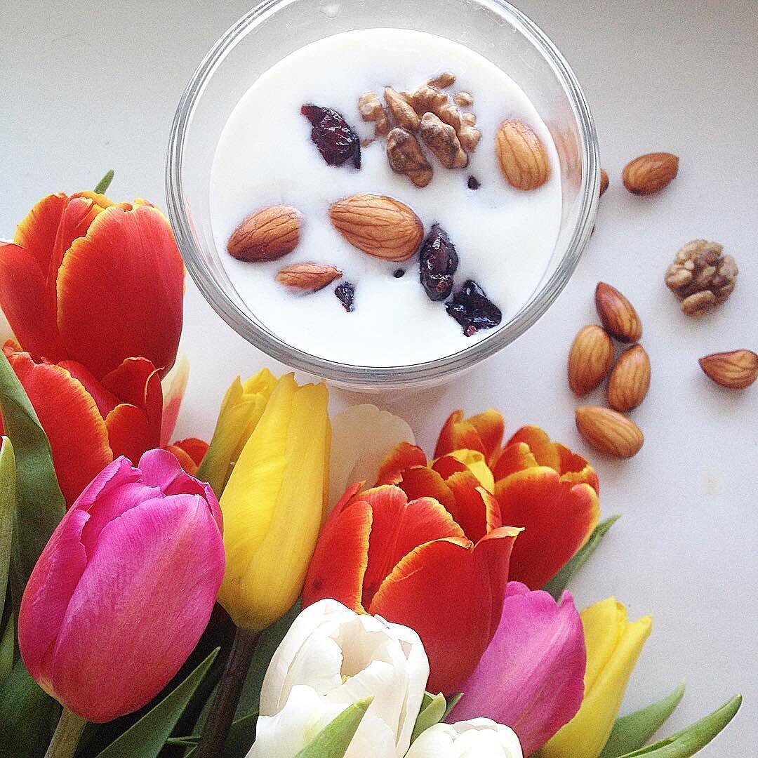 Йогурт без сахара с орешками